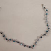collana con perline bianche e bli