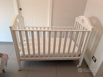 Culla e mobiletto per bambini