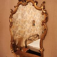 Specchio d'epoca con cornice dorata
