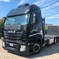 Motrice iveco stralis 500 pianale con rampe