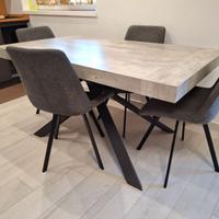 Tavolo da pranzo con sedie