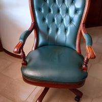 Sedia girevole con braccioli in pelle