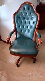 Sedia girevole con braccioli in pelle