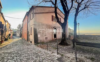 APPARTAMENTO LIBERO SU 3 LATI IN CENTRO STORICO