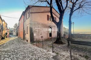 APPARTAMENTO LIBERO SU 3 LATI IN CENTRO STORICO