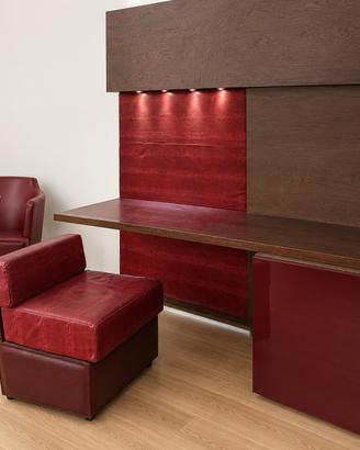 Scrivania hotel con rivestimento in legno 200cm