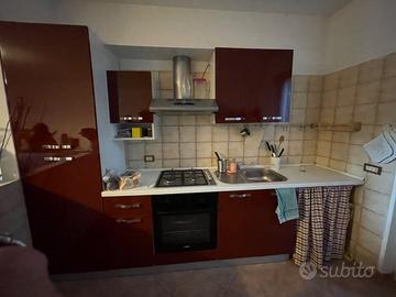 Cucina con elettrodomestici