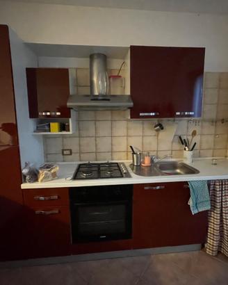 Cucina con elettrodomestici