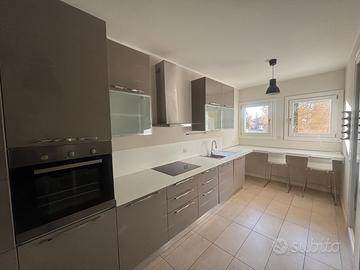 Cucina con elettrodomestici