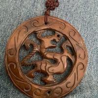 Ciondolo giada intarsiata medaglione