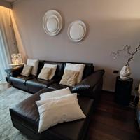 divano in pelle con sceslong 