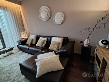 divano in pelle con sceslong 