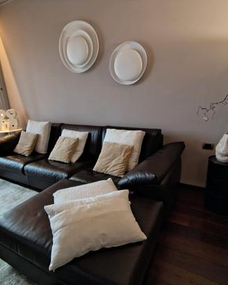 divano in pelle con sceslong 