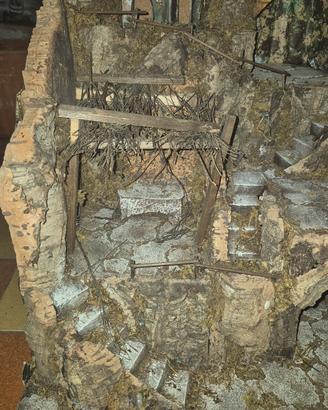 Struttura per presepe artigianale con borgo in roc