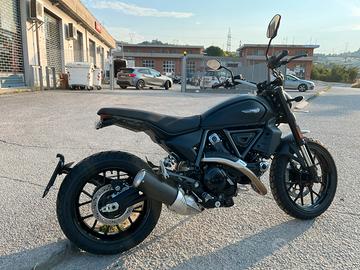 Ducati icon dark 800