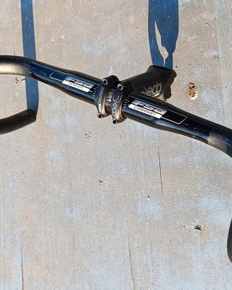 Manubrio ed attacco manubrio bici da corsa