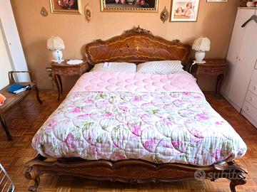 Camera da letto antica con legno intarsiato