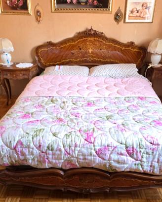 Camera da letto antica con legno intarsiato