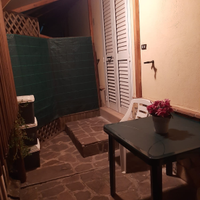 Stanza con bagno e cucina