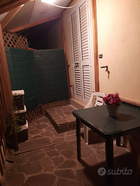 Stanza con bagno e cucina