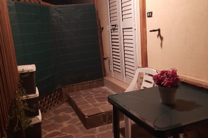 Stanza con bagno e cucina