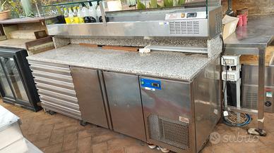 banco pizza in marmo frigorifero. Tavola per pizza