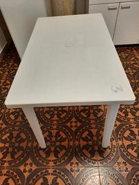 Tavolo bianco da esterno