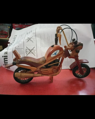 Motocicletta di legno
