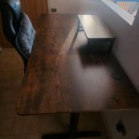 Scrivania come nuova 160×70 con alzata elettrica.