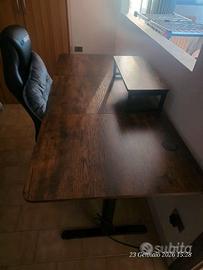 Scrivania come nuova 160×70 con alzata elettrica.