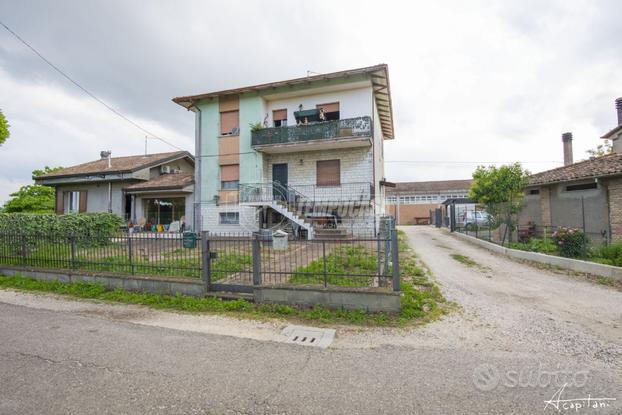 PORZIONE DI CASA CON GIARDINO PRIVATO