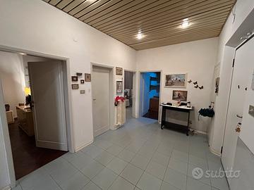 Comodo quadri locale in una zona residenziale