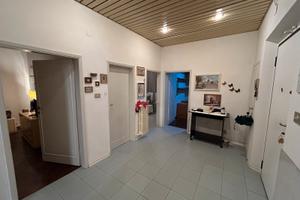 Comodo quadri locale in una zona residenziale