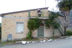 Rustino con piccolo terreno