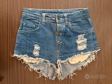 Pantaloncini jeans strappati