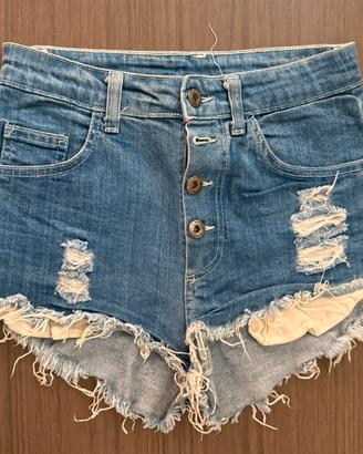 Pantaloncini jeans strappati