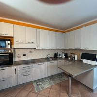 Cucina angolare con penisola