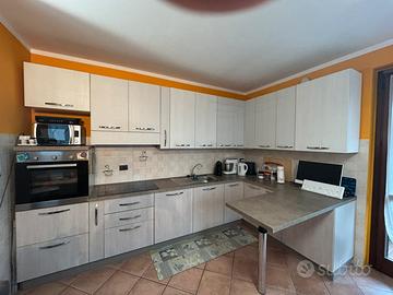 Cucina angolare con penisola