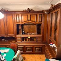 Mobile salotto e tavolo con 4 sedie.