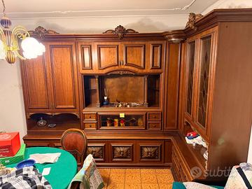 Mobile salotto e tavolo con 4 sedie.