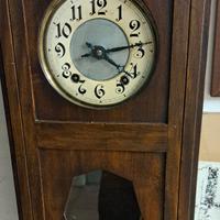 Vecchio orologio a pendolo