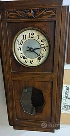 Vecchio orologio a pendolo