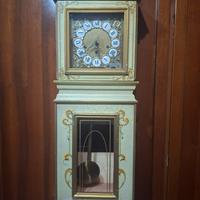 antico orologio a pendolo da terra