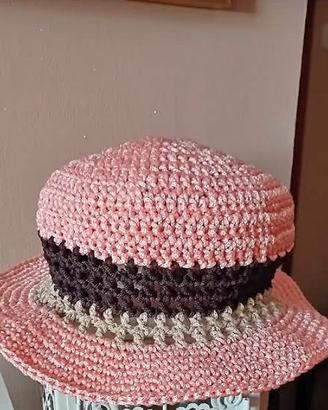 Cappellino uncinetto realizzato a mano