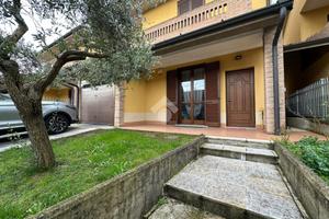 VILLA A SCHIERA CENTRALE A RIVOLTA D'ADDA