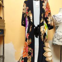 Elegante spolverino kimono con una stampa floreale