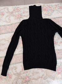 Maglione nero a trecce aderente 