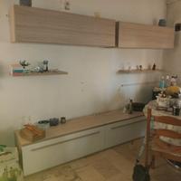 divano a letto e parete attrezzata 