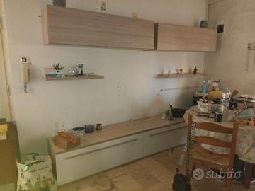 divano a letto e parete attrezzata 