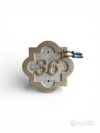 Numero civico in travertino